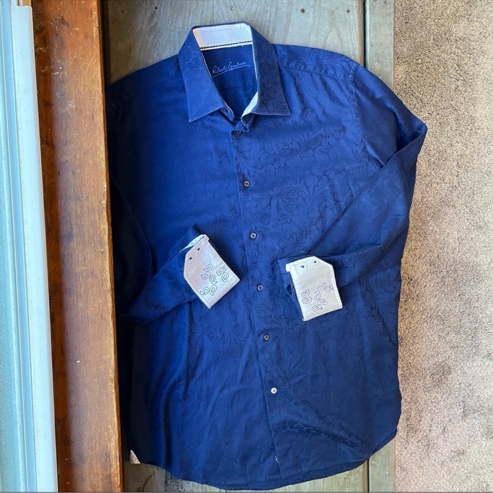 Beautiful Robert Graham shirt size L in EUC